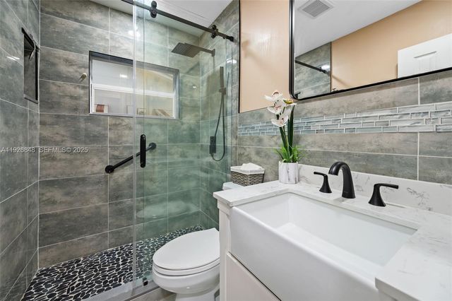 6707 NW 71st St, Tamarac, FL 33321