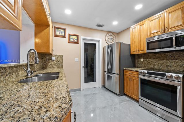 6707 NW 71st St, Tamarac, FL 33321