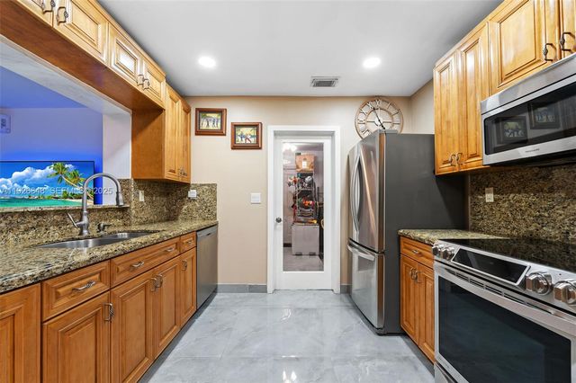 6707 NW 71st St, Tamarac, FL 33321