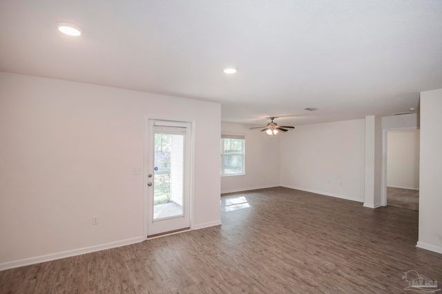 9490 Lutoo Ln, Pensacola, FL 32526