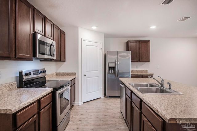 9490 Lutoo Ln, Pensacola, FL 32526