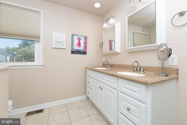 701 W ROLLING RD, Springfield, PA 19064