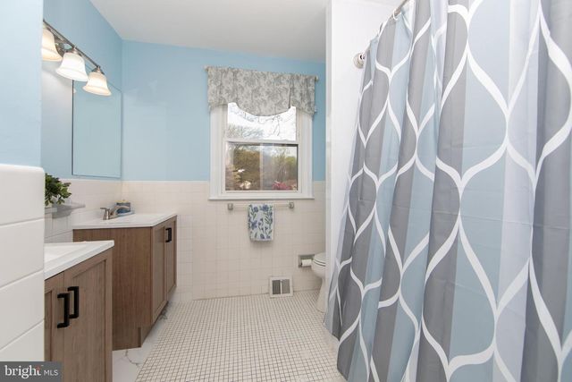 701 W ROLLING RD, Springfield, PA 19064