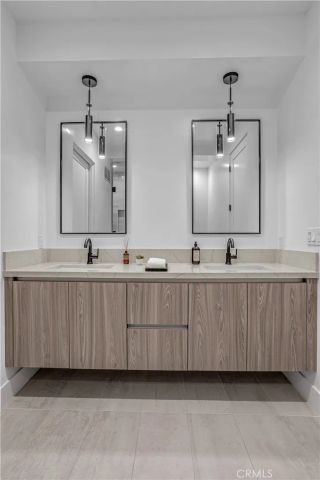 1567 Hi Point St, Los Angeles, CA 90035