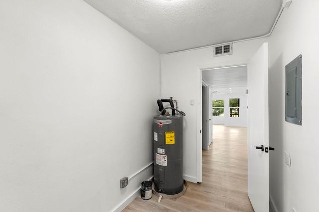 269 Venture Boulevard S, Point Venture, TX 78645