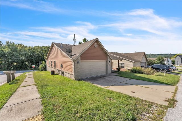 2944 Old Farmington Road, Fayetteville, AR 72704