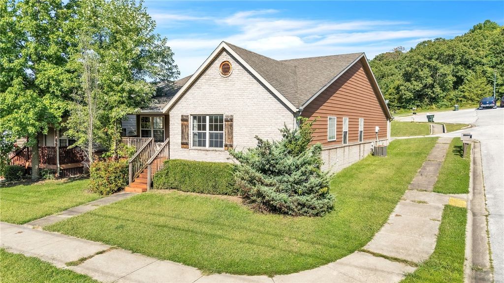 2944 Old Farmington Road, Fayetteville, AR 72704