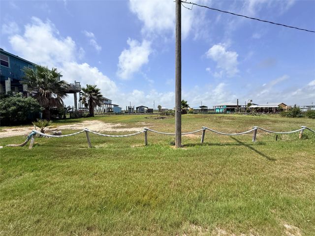 1495 Mabry St Street, Gilchrist, TX 77617