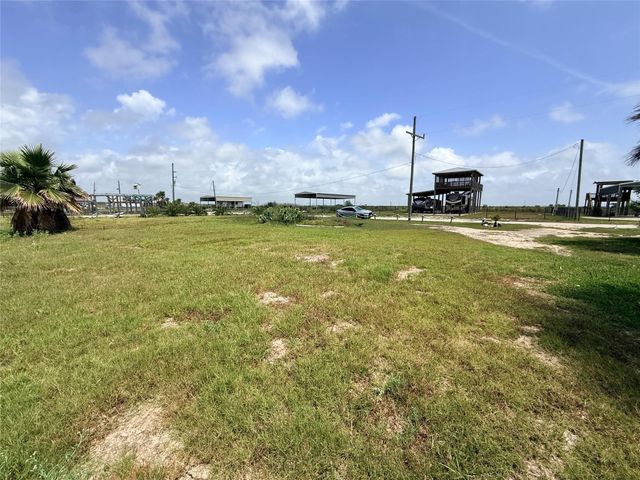1495 Mabry St Street, Gilchrist, TX 77617