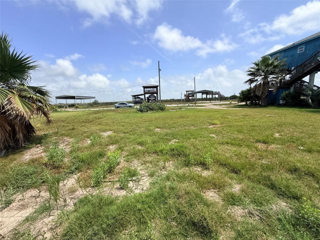 1495 Mabry St Street, Gilchrist, TX 77617