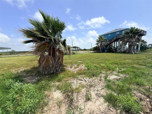 1495 Mabry St Street, Gilchrist, TX 77617