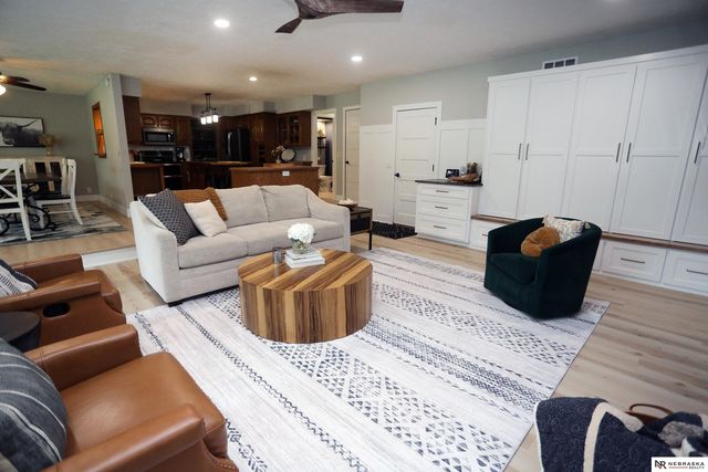 808 taylor Street, Papillion, NE 68046