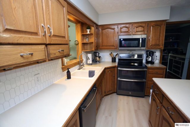808 taylor Street, Papillion, NE 68046