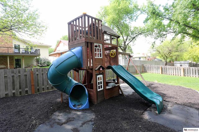 808 taylor Street, Papillion, NE 68046