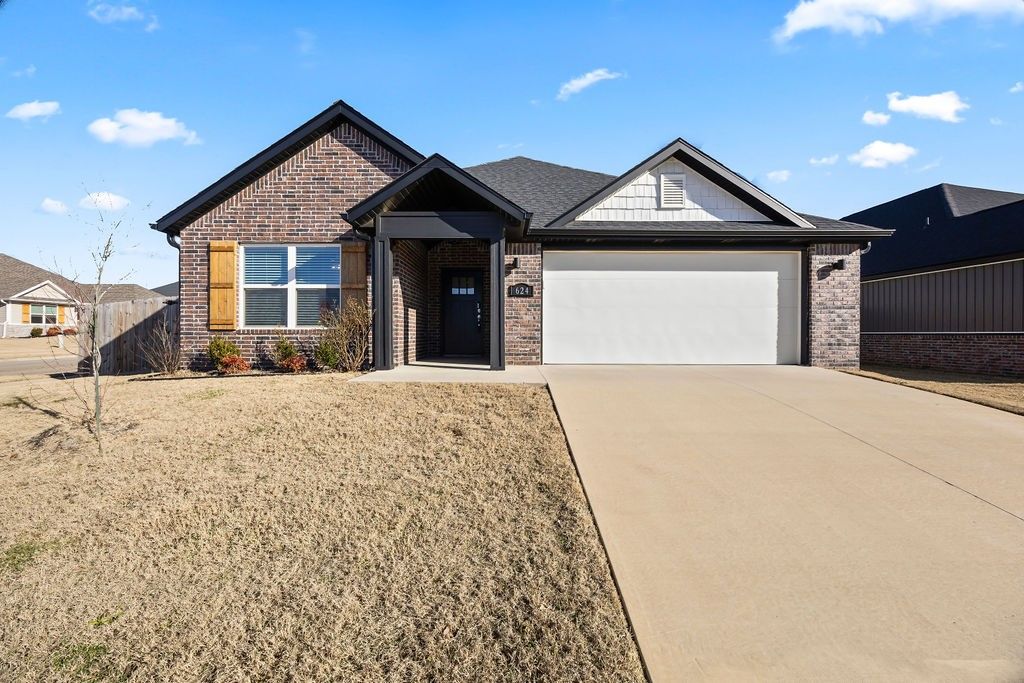 624 S Benchmark Lane, Fayetteville, AR 72704