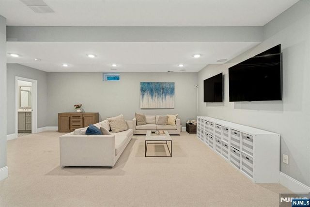 790 W Saddle River Road, Ho-ho-kus, NJ 07423