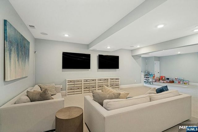 790 W Saddle River Road, Ho-ho-kus, NJ 07423