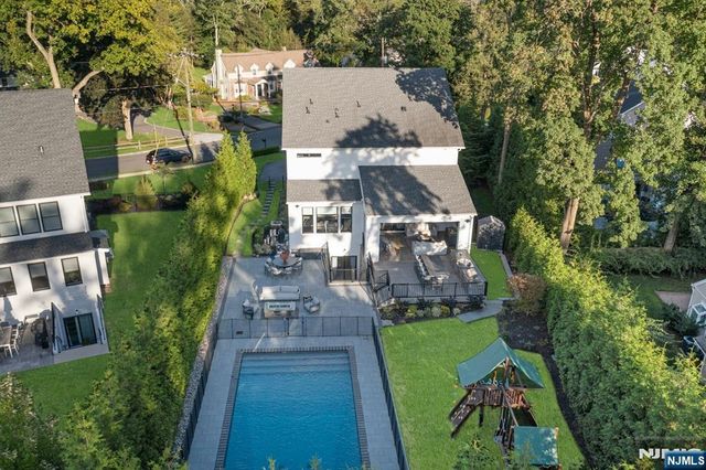 790 W Saddle River Road, Ho-ho-kus, NJ 07423