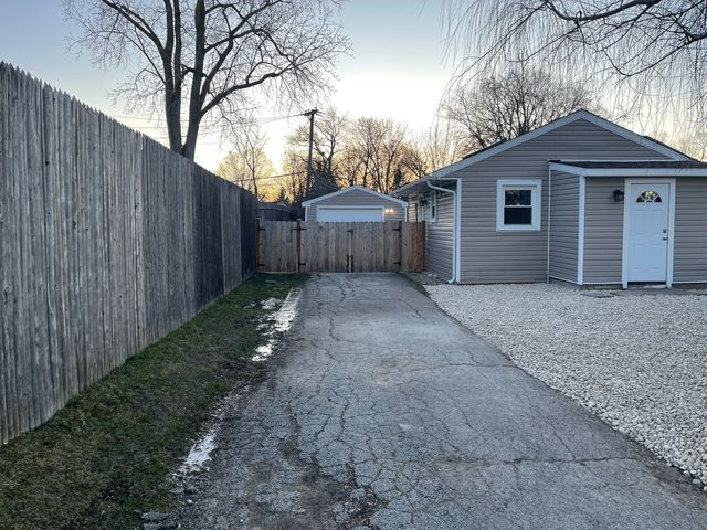 519 N Waukegan Road, Lake Bluff, IL 60044