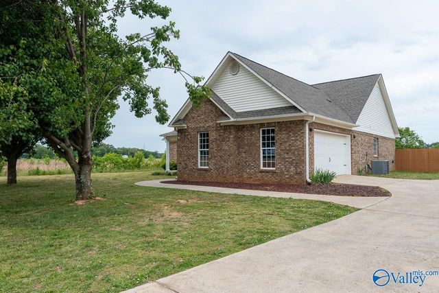 303 Narrow Lane, New Market, AL 35761