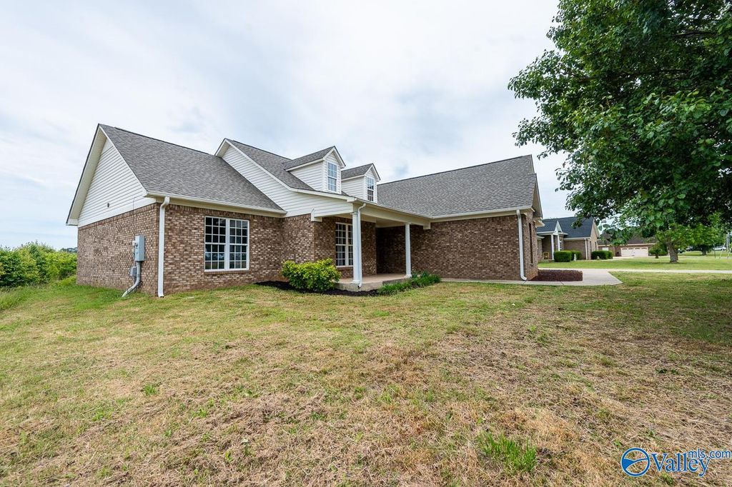 303 Narrow Lane, New Market, AL 35761
