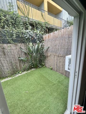 1261 N Laurel Avenue 21, West Hollywood, CA 90046