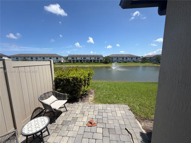 2162 Appleton Circle N, Oakland Park, FL 33309