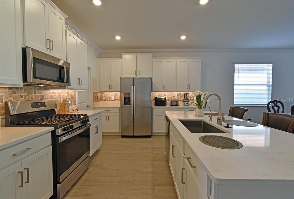 Image 12 of property listing at 17304 BANDED GOLD LANE, Wimauma, FL 33598