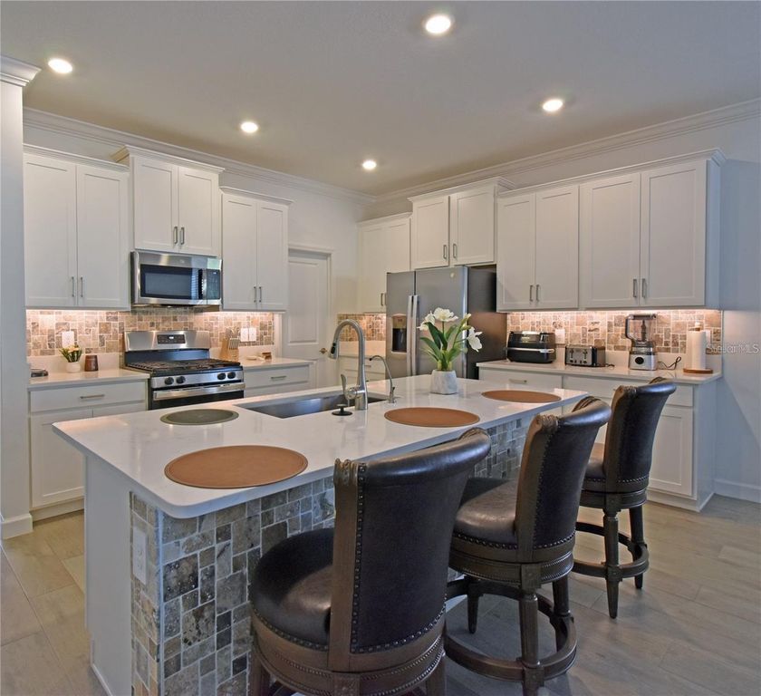 Image 13 of property listing at 17304 BANDED GOLD LANE, Wimauma, FL 33598