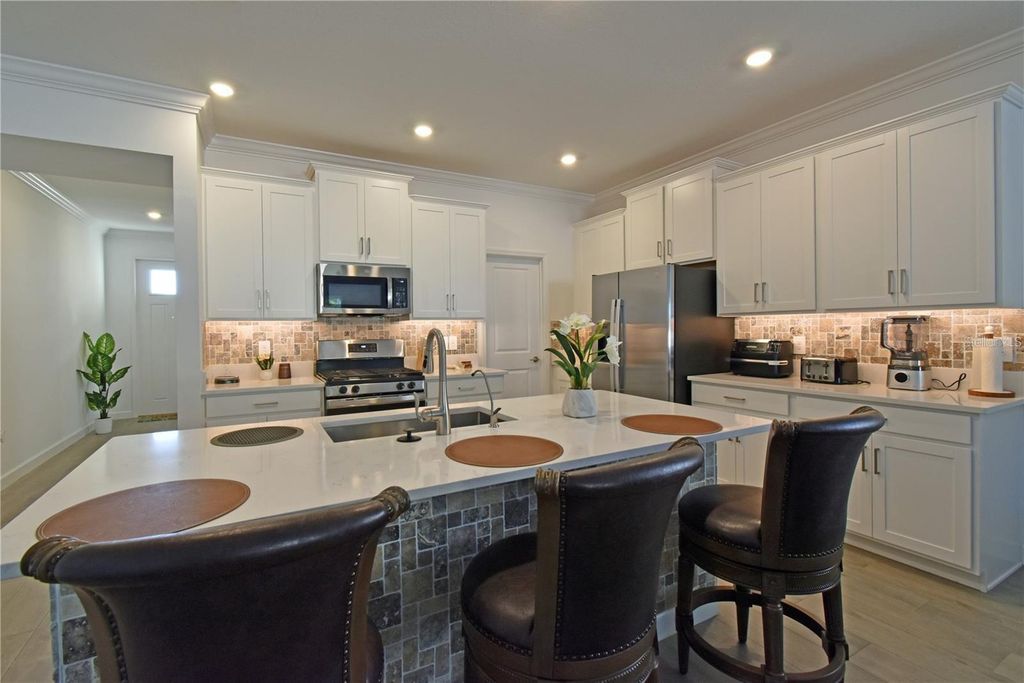 Image 14 of property listing at 17304 BANDED GOLD LANE, Wimauma, FL 33598