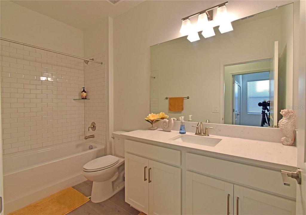 Image 33 of property listing at 17304 BANDED GOLD LANE, Wimauma, FL 33598