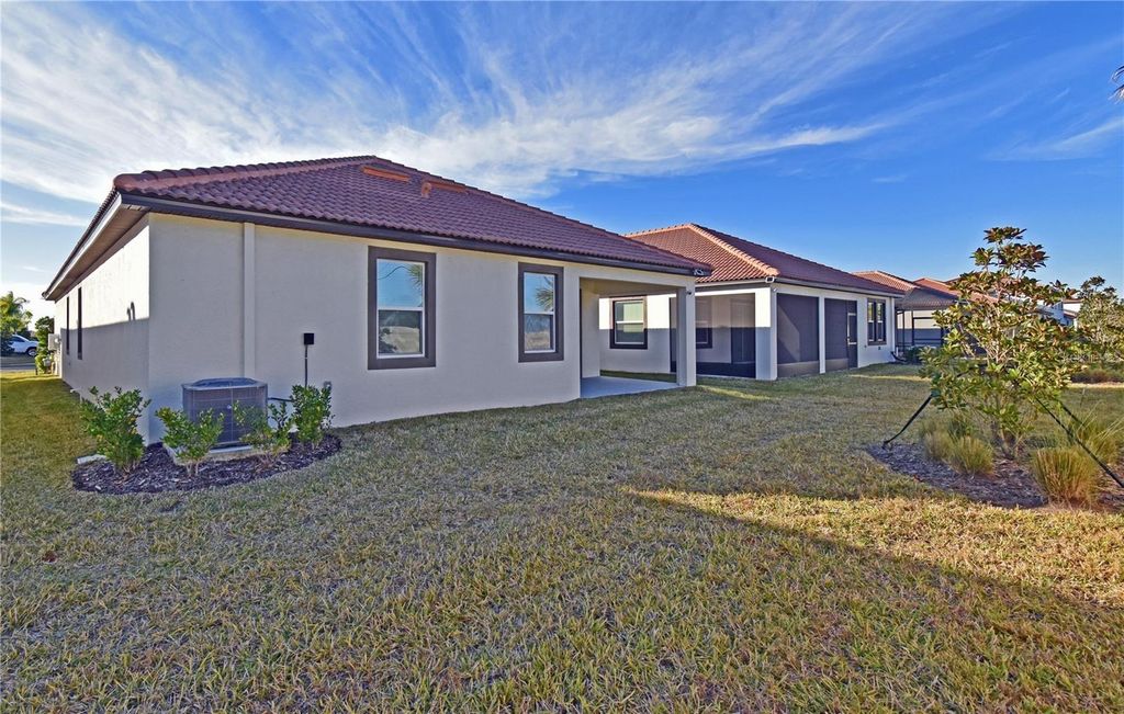 Image 6 of property listing at 17304 BANDED GOLD LANE, Wimauma, FL 33598