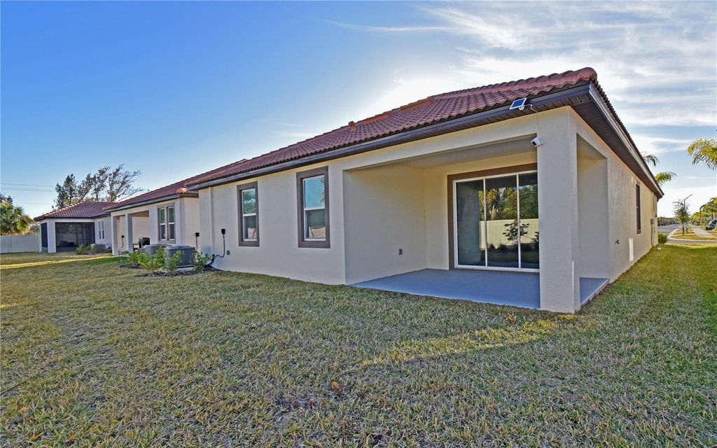 Image 7 of property listing at 17304 BANDED GOLD LANE, Wimauma, FL 33598