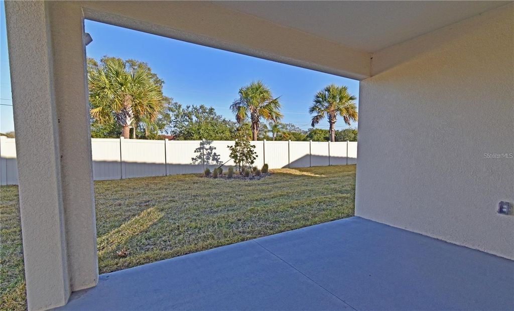 Image 9 of property listing at 17304 BANDED GOLD LANE, Wimauma, FL 33598