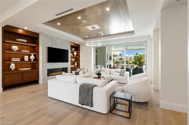 3455 Gin LN, Naples, FL 34102