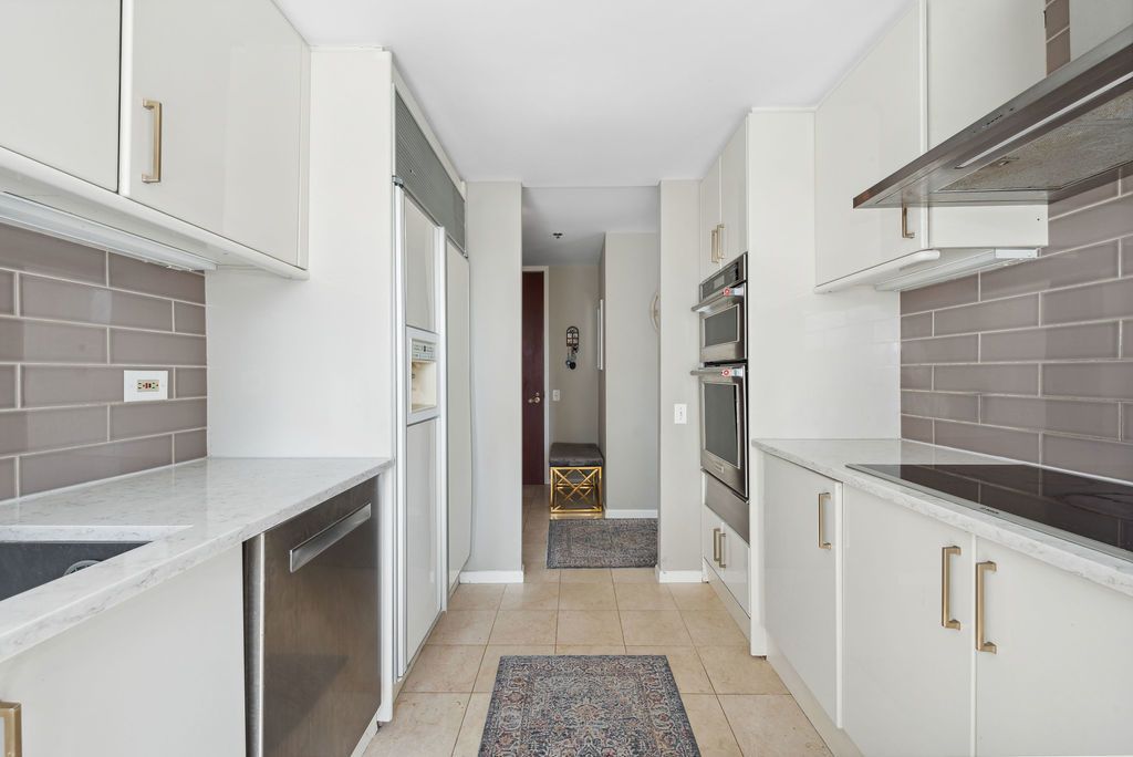 Image 14 of property listing at 100 E Huron Street 1506, Chicago, IL 60611