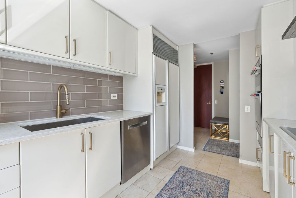 Image 15 of property listing at 100 E Huron Street 1506, Chicago, IL 60611