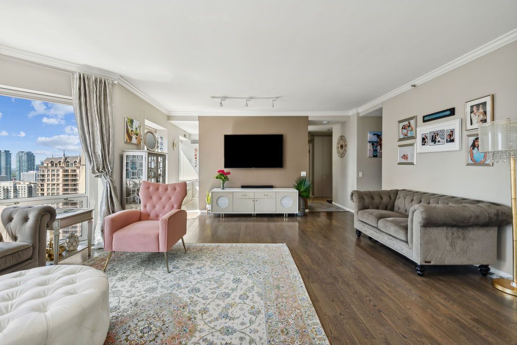Image 7 of property listing at 100 E Huron Street 1506, Chicago, IL 60611