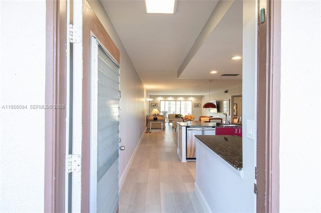 Image 8 of property listing at 3203 Portofino Pt F2, Coconut Creek, FL 33066