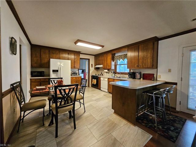 107 Five Forks LN, Hampton, VA 23669
