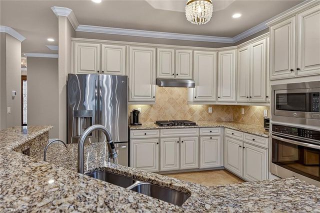 2898 Aviamar CIR, Naples, FL 34114