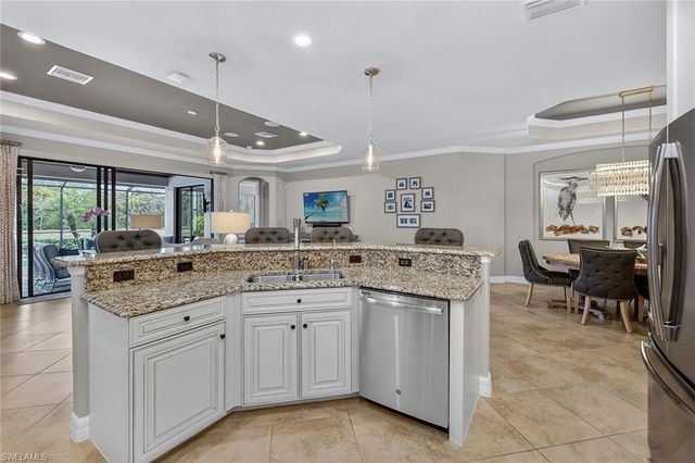 2898 Aviamar CIR, Naples, FL 34114