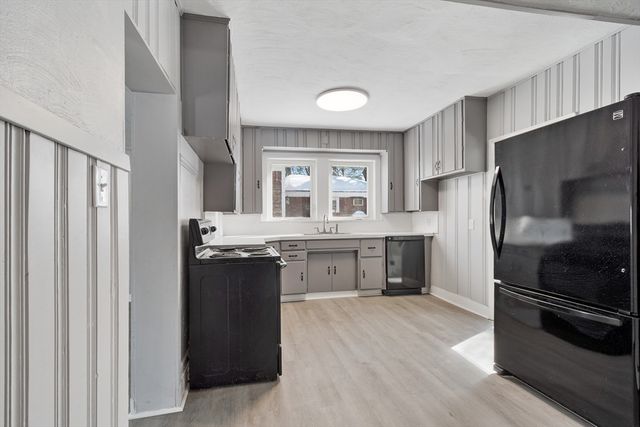 29 Bradstreet Ave, Haverhill, MA 01835