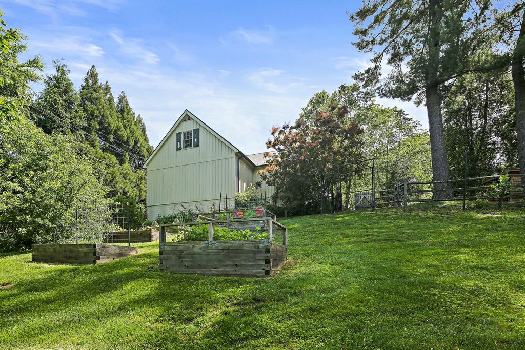 Image 87 of property listing at 900 ARMY RD, Baltimore, MD 21204