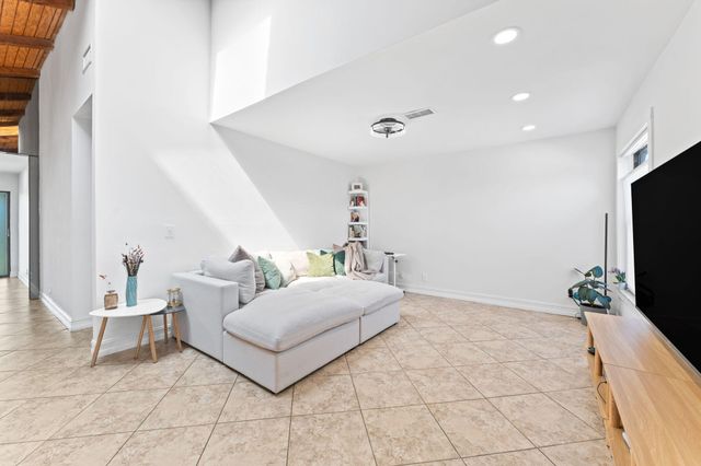 7811 BEECHFERN Circle 26, Tamarac, FL 33321