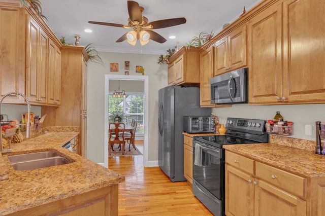 1046 Island Brook Dr, Hendersonville, TN 37075