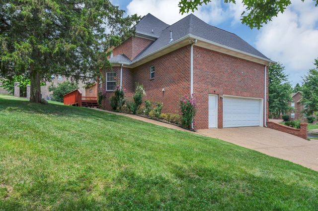 1046 Island Brook Dr, Hendersonville, TN 37075