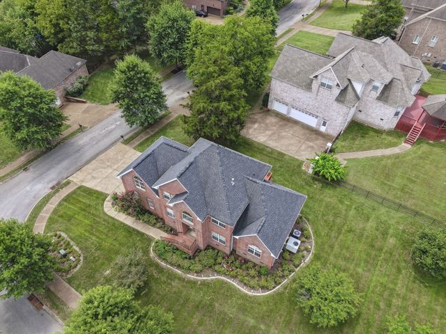 1046 Island Brook Dr, Hendersonville, TN 37075