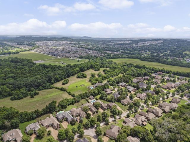 1046 Island Brook Dr, Hendersonville, TN 37075