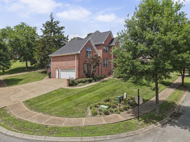 1046 Island Brook Dr, Hendersonville, TN 37075